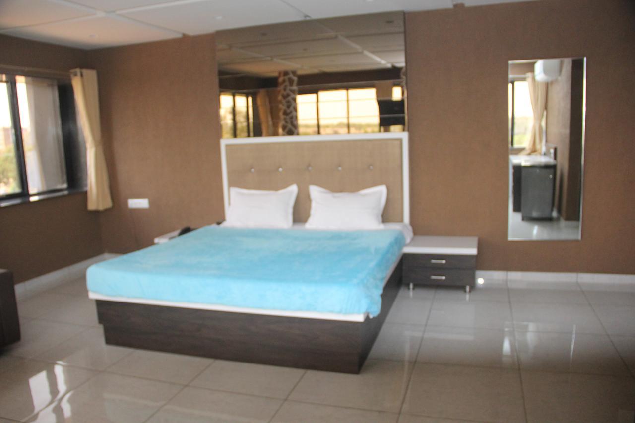 Dev Motel And Banquet Nadiād Buitenkant foto