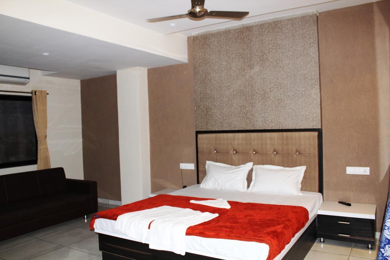 Dev Motel And Banquet Nadiād Buitenkant foto