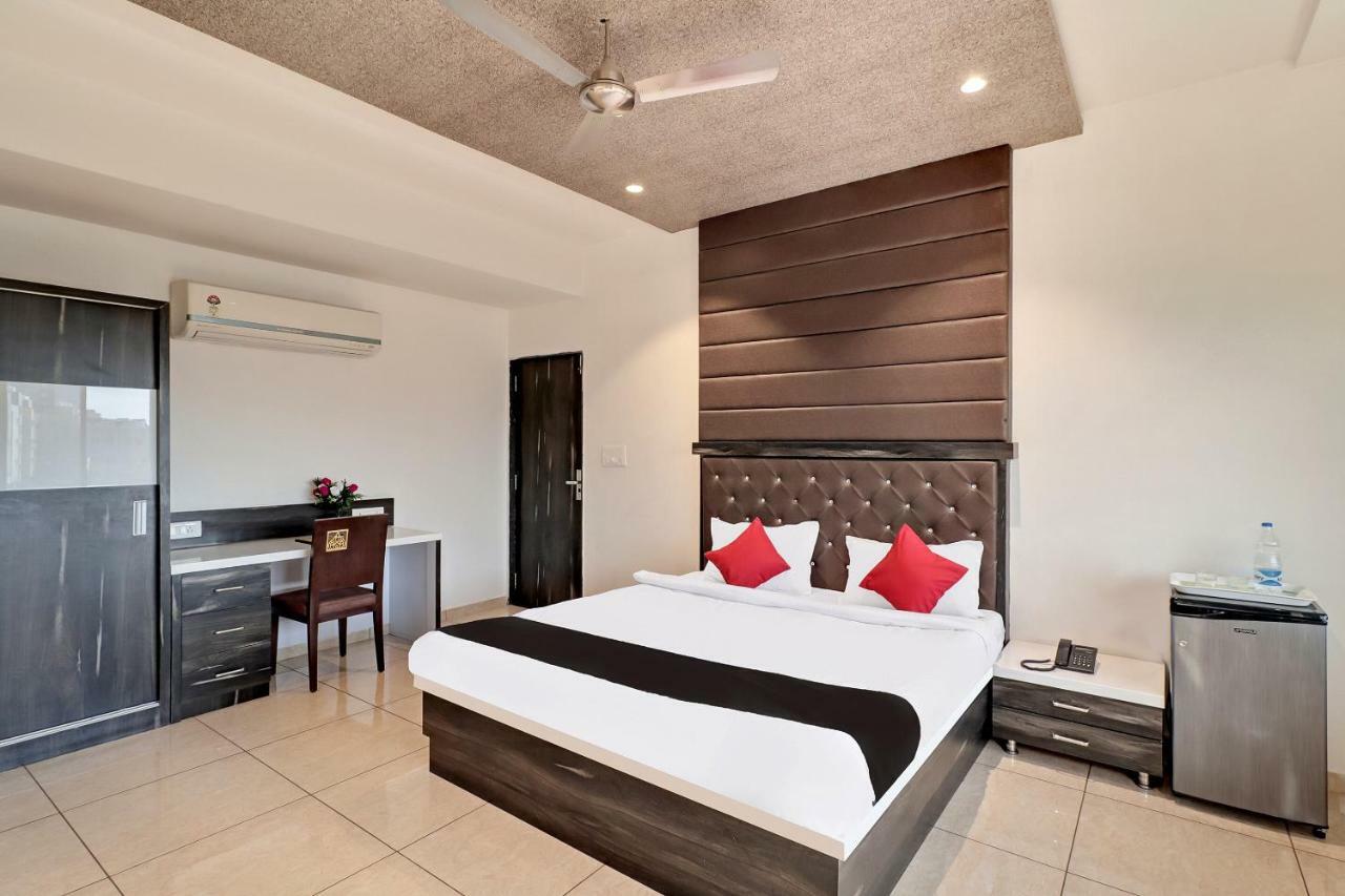 Dev Motel And Banquet Nadiād Buitenkant foto